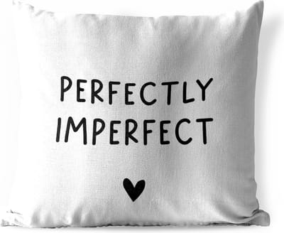 Sierkussen Buiten - Engelse quote "Perfectly imperfect" met een hartje tegen een witte achtergrond - 60x60 cm - Weerbestendig