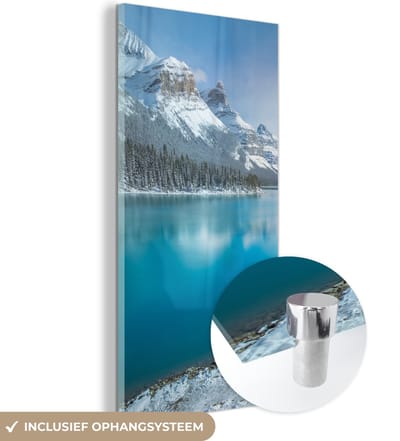 MuchoWow® Glasschilderij 60x120 cm - Schilderij acrylglas - Landschap - Sneeuw - Winter - Water - Berg - Foto op glas - Schilderijen