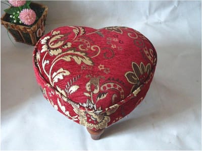 Voetenbankje Hartvorm - Zitje Poef - Ontspannen Zitten - Houten Frame - 31 x 17 cm - Rood