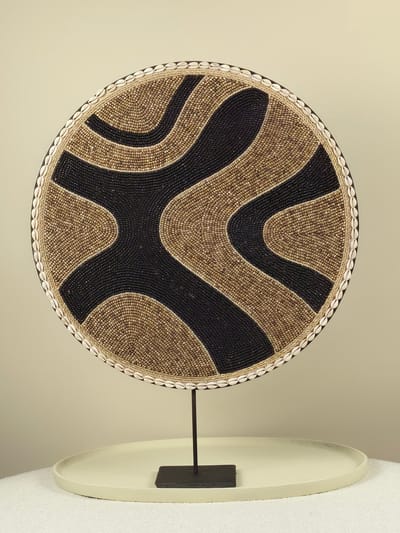 Blitzdeco - Kralen- en Schelpen Ornament - Juultje - Beige/Zwart - Handgemaakt op Standaard - 50CM