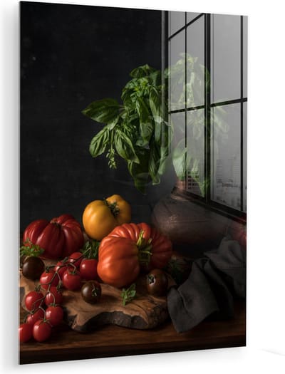 MuchoWow® Glasschilderij 30x40 cm - Schilderij acrylglas - Stilleven - Tomaten - Basilicum - Schilderij - Groente - Zwart - Foto op glas - Muurdecoratie woonkamer - Wanddecoratie slaapkamer - Schilderijen