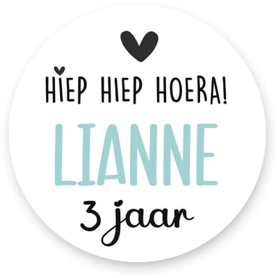 25x Traktatiestickers - HIEP HIEP HOERA - Soft Blue - Gepersonaliseerd - Sluitstickers - Kinderfeest Traktatie - traktatiestickers Met Naam en Leeftijd- Uitdeeltraktatie - Traktatiestickers Pimp Studio