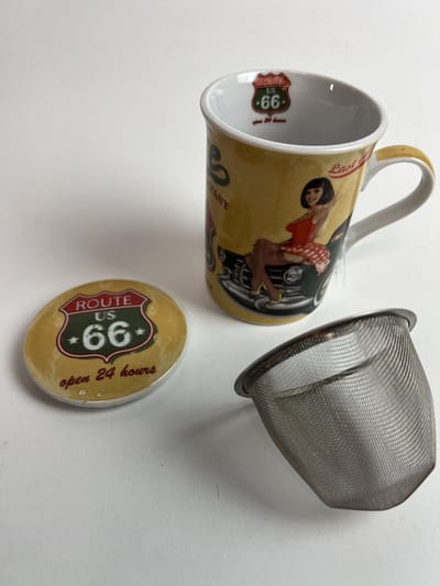 Retro thee mok met zeef “Route 66” geel