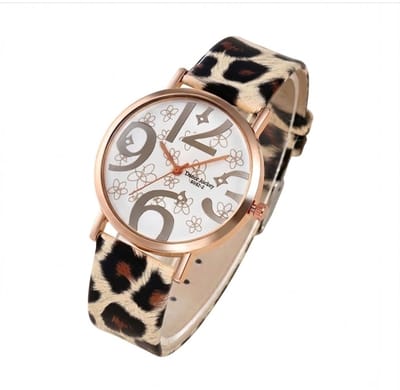 Luipaardprint analoog horloge dames – ronde wijzerplaat met bloemmotief en goudkleurige details – band met luipaardprint – quartz horloge