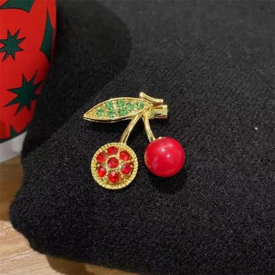 Prachtige kersenbroche, luxe damescorsage, ontspiegelende broche met strass-steentjes en oliedruppels. black