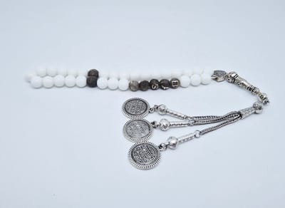 Handgemaakte naam tasbih 33 Kralen Natuursteen “Witte agaat” - met metaal tassel- Met je naam of de naam van uw geliefde- 8 mm diameter van de korrel