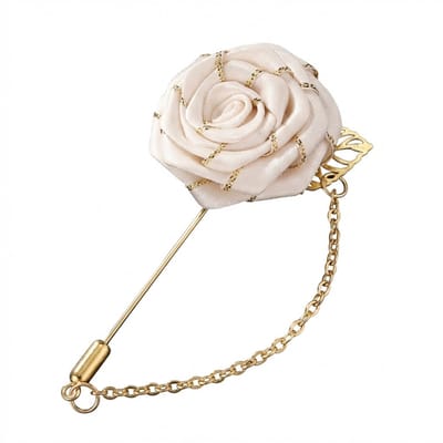 Beige bloem broche dames met roos van textiel, goudkleurige speld met decoratief blad en ketting detail, elegante broche als revers speld in bloemvorm geschikt voor jas, colbert of blouse