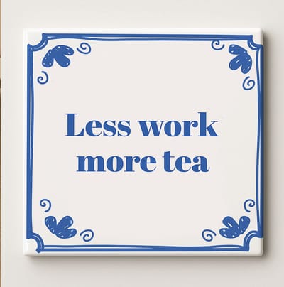 Less Work More Tea – Grappige Keramische Tegel 15x15cm – Blauw-Wit Wanddecoratie – Perfect Cadeau voor Theeliefhebbers, Keuken of Kantoor