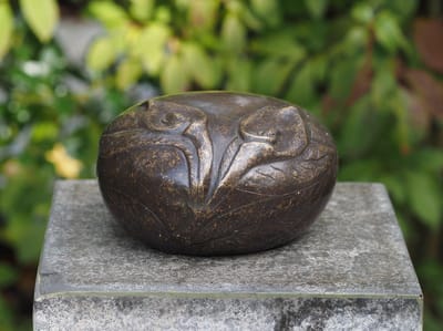 Decoratief Beeld - Bronzen Beelden: Urne Met Bloemen - Kunststof - Bronzart - Multicolor - 21 X 18 Cm