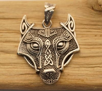 Zilveren wolvenkop hanger met kelitsche design tekens - sterling silver celtic wolf head pendant - leuke wolven hangers - prachtige zilveren bedel van een wolvenkop - dames, heren hangertjes zilver