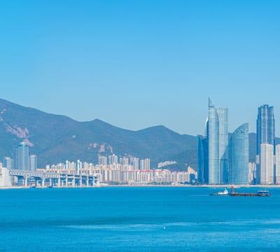 Gebergte achter de panoramische skyline van Busan - Fotobehang (in banen) - 250 x 260 cm