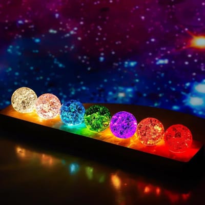 Kleurrijke Kristallen Ballen 40mm met LED Verlichting en Houten Basis voor Thuisdecoratie en Feestelijke Versiering