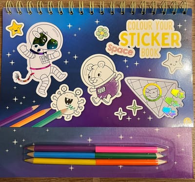 Sticker kleurboek 8 pagina's met leuke Ruimte stickers 6 mini-kleurpotloden Kleur je sticker en plak hem op een mooie plek Ruimte stickers