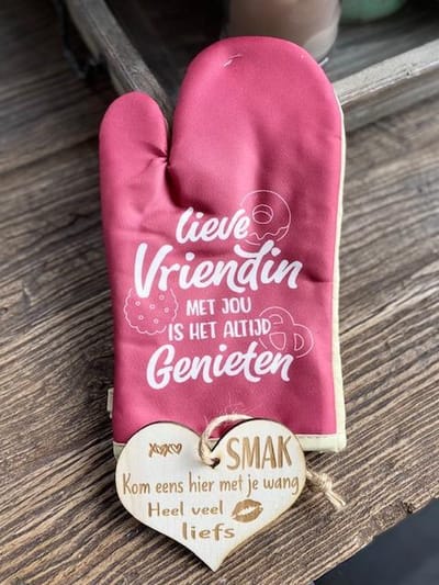 Ovenhandschoen met de tekst `Lieve vriendin met jou is het altijd genieten`+ hartje Liefs / vriendschap / cadeau