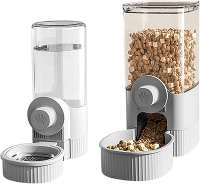 Drinkbak hond - Automatische Voerbak en Drinkbak - 2 stuks - Premium Hangende Voerdispenser 1200ml en Waterdispenser 520ml - Zwaartekracht - Voedingssysteem zonder Stroom voor Kooi - voor Katten Konijnen en Knaagdieren - Wit Grey