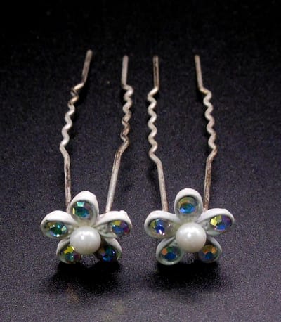 Haarpinnen witte bloem 5 bladeren met gekleurde strass + witte parel