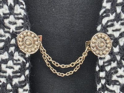 Vestsluiting - clip met dubbel ketting - Zeeuwse knoop - voor - vest - sjaal - omslagdoek in kleur antiek goud look.