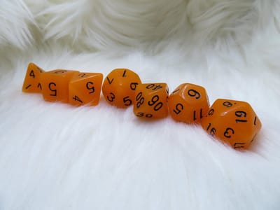Polyset Dice | Dobbelstenen - Set Van 7 Stuks - Oranje Glow in the Dark Zwart| Voor D&D en Andere Rollenspellen | Plastic Dobbelstenen Set voor Dungeons and Dragons | Polyhedral Dice Set | Met Mooie Zwarte Velvet Dice Bag voor Ongeveer 3 Sets