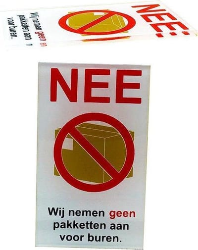 Nee wij nemen geen pakketten aan voor de buren - Sticker bordje - Glas Acrylaat - 8.5 cm x 5 cm.