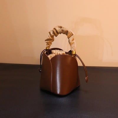 Dameshandtassen, Emmer Tas, Niche Ontwerp, Groentemand Tas, High-end Stijl, Bloemblaadje-vormige Hand- en Crossbodytas brown