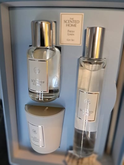 geschenk set vrouwen verjaardag - moeder dag - leuk geschenk - kado - kerst geschenk wit linnen - geurstokjes -geurkaars - roomspray