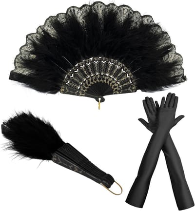 Vederfan in vintage stijl uit de jaren '20 met veren en zwarte satijnen handschoenen voor Gatsby-feest, bruiloft en fotoshoot