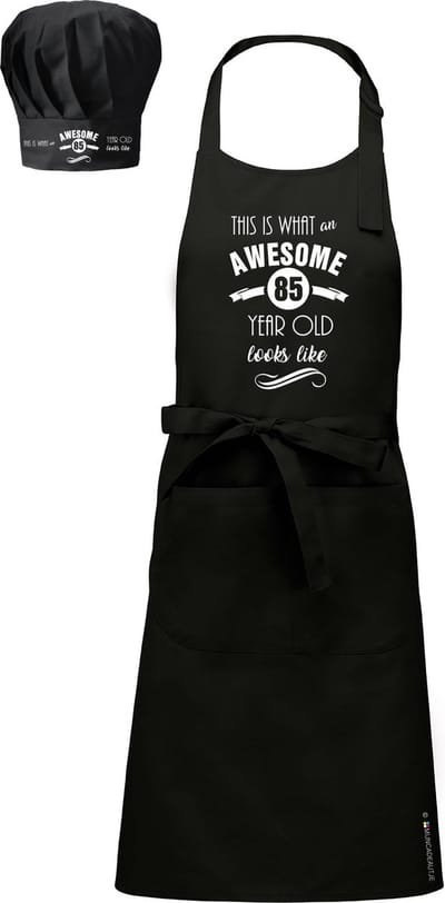Cadeauset - Cadeauschort - Leeftijdcadeau - Tekstschort - Keukenschort - BBQ schort + koskmuts - zwart - bedrukt met Awesome - met de leeftijd - 85