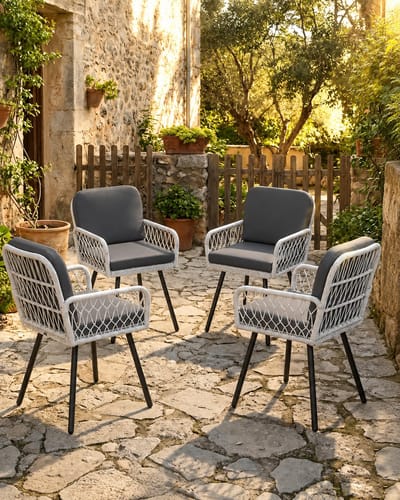 Set van 4 tuinstoelen met weerbestendige kussens, terrasstoelen met zwart metalen frame en handgeweven rotan armleuningen in grijs en wit, voor binnentuin, balkon, terras en binnenplaats.
