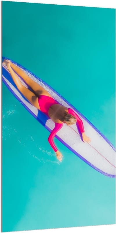Dibond - Bovenaanzicht Vrouw op Surfplank - 100x200cm Foto op Aluminium (Wanddecoratie van metaal)