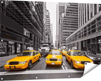 Gards Tuinposter New York Gele Taxi's - Zwart Wit - 120x80 cm - Tuindoek - Tuindecoratie - Wanddecoratie buiten - Tuinschilderij
