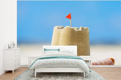 Behang - Fotobehang Zandkasteel - Strand - Schelpen - Zomer - Breedte 320 cm x hoogte 240 cm