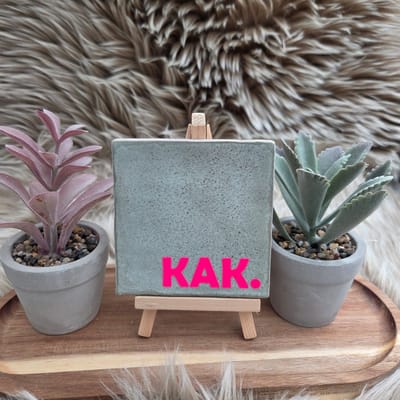 Robuust Wenstegeltje “KAK.” – 10X10CM – Humoristisch Cadeau – Trendy nu – Cadeau voor Nieuwe Woning, Housewarming of voor vriend(in) – Sfeervol en Persoonlijk – Zomaar - Wc decoratie – Decoratief Tegeltje met Standaard – Cadeau Idee