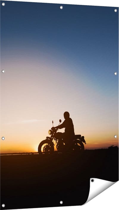 Gards Tuinposter Silhouet van een Motor bij Zonsondergang - 80x120 cm - Tuindoek - Tuindecoratie - Wanddecoratie buiten - Tuinschilderij