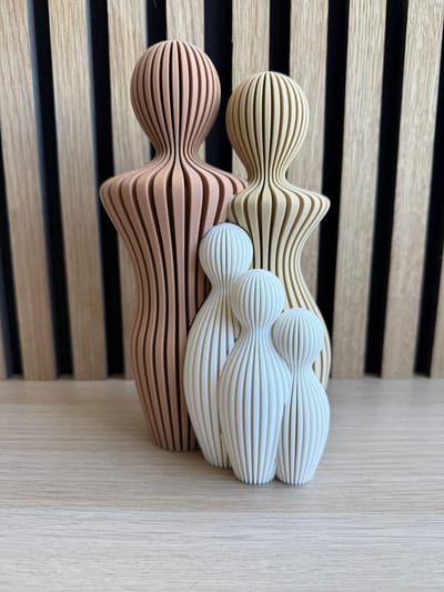 Moderne Japandi Set – Gezin met drie kinderen - Abstract - 22 cm hoog - Tijdloop - Cadeau - Moederdag - Geboorte – Wit, Woestijnbruin & Karamel – Scandinavisch Design Woondecoratie