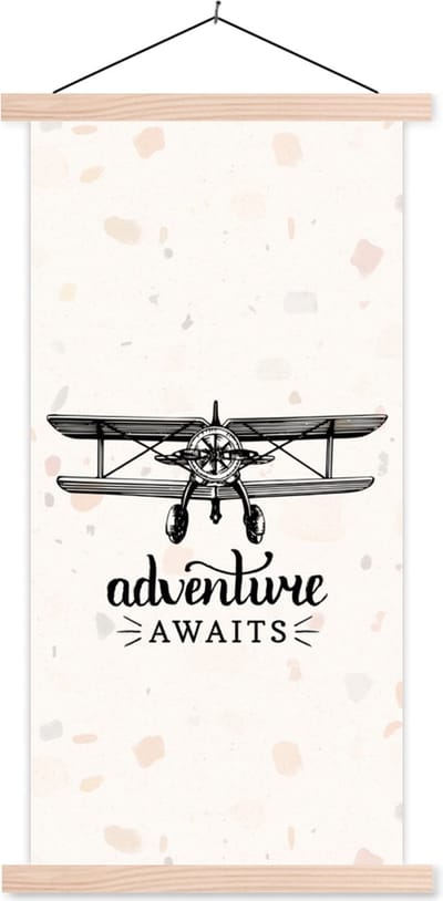 Posterhanger incl. Poster 60x120 cm - Schoolplaat - Spreuken - Quotes - Adventure awaits - Vliegen - Textielposter - Blanke latten
