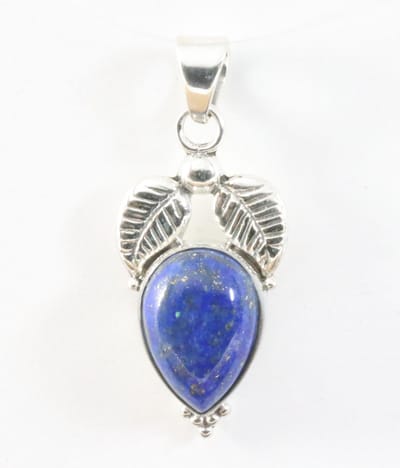 Bewerkte zilveren hanger met lapis lazuli