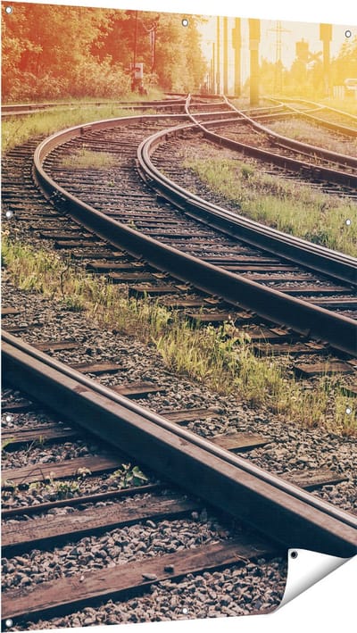 Gards Tuinposter Rails Spoorwegen naast Elkaar - 100x150 cm - Tuindoek - Tuindecoratie - Wanddecoratie buiten - Tuinschilderij