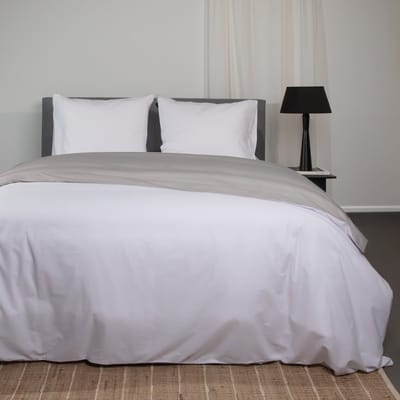 Superieur Dekbedovertrek Twin Face – Wit / Lichtgrijs - 100% Katoen - 140x200/220cm Eenpersoons – Streel witte met lichtgrijze dekbedset – adembenemend in uitstraling – optimaal ventilerend en ademend