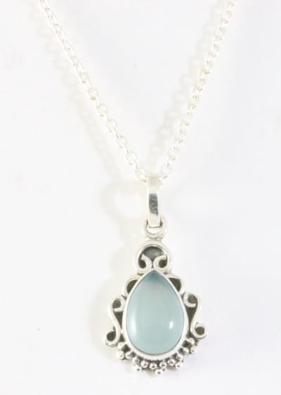 Fijne bewerkte zilveren hanger met aqua chalcedoon aan ketting