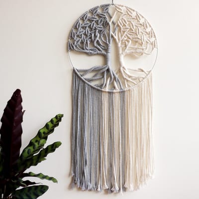 Levensboom Macramé Wandhanger – Boho Wanddecoratie van Handgeweven Katoen – Wandkleed voor Woonkamer, Slaapkamer en Kinderkamer – Grijs/Wit – 33 x 80 cm