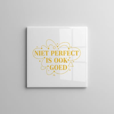 Nederlandse Tekst Keramische Tegel “Niet Perfect Is Ook Goed” – Elegante Gouden Typografie Wanddecoratie – 15 × 15 cm