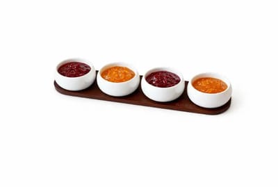 Chubby – serveerset – 4-delig – houten tray – keramische schaaltjes sauzen tapas