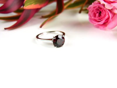 ring solitair in wit goud gezet met rubelliet