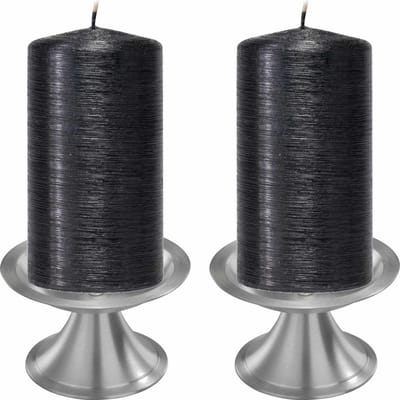Set van 2x zwarte cilinderkaarsen/stompkaarsen 7 x 13 cm met 2x zilveren metalen kaarsenhouders