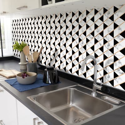 Zelfklevende tegelmuurstickers voor keuken en badkamer - 24 zwart-witte cementtegelstickers met marmerlook en gouden accenten - 24 stickers, 10x10 cm