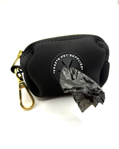 Poepzakhouder Hond - Zwart/Goud - MET EXTRA POOP CLIP Soof's Pet Supplies - 10cm x 5cm x 5cm - Poepzakjeshouder - Dog Waste Holder - Dog Poop Bag Holder - Poepzakjesdispenser - Gouden details