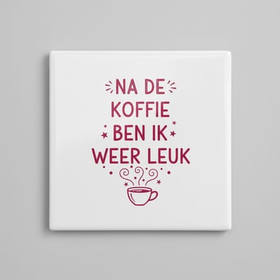Grappige Koffie Tekst Keramische Tegel – “Na De Koffie Ben Ik Weer Leuk” – Decoratieve Wandtegel 15×15 cm