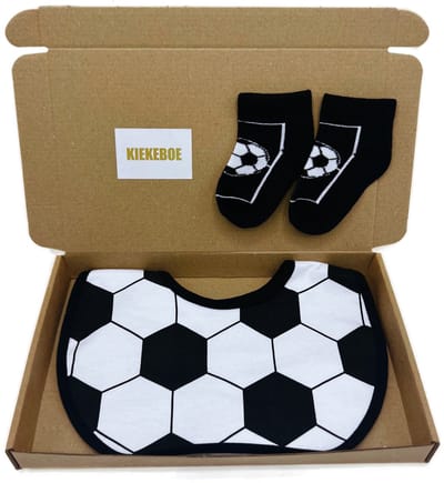 Kraamcadeau brievenbus met voetbal slabbetje en babysokjes - kan ook rechtstreeks als cadeau worden geleverd