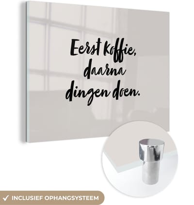 MuchoWow® Glasschilderij 120x90 cm - Schilderij acrylglas - Quote - Eerst koffie, daarna dingen doen - Taupe - Foto op glas - Schilderijen