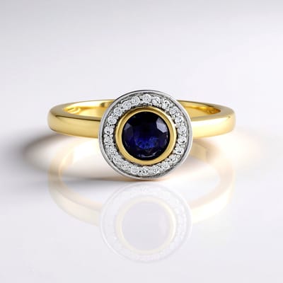Cavill - Zilveren Ring met Madagaskar Blauwe Saffier 0,585 ct & 22 Zirkonia's - 925 Sterling Zilver Verguld - Elegante Ronde Edelstenen Ring